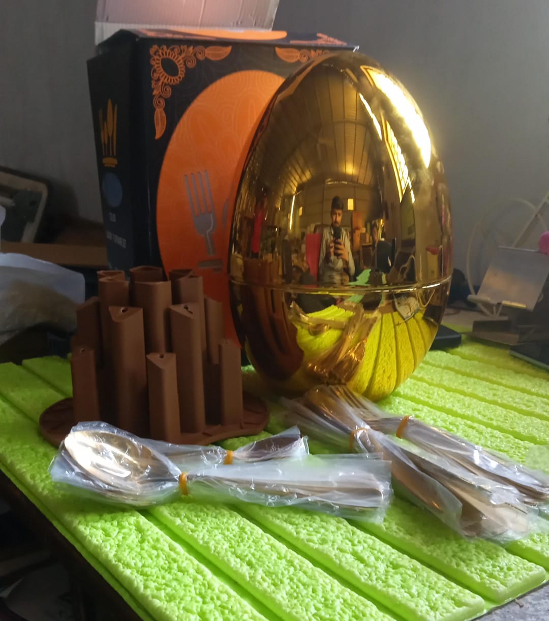 Premium Cutlery Set 24 Pcs with Oval Shaped Stand | Beautiful Stylish Oval Designed Cutlery Sets, Egg-Shaped Luxury Spoon Holder Set (Golden / 24 pcs set)