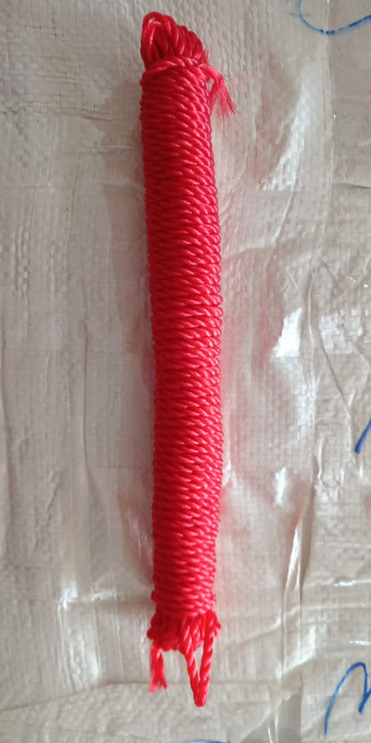 Heavy duty laundry drying rope on a clothesline.